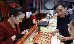 Người dân xếp hàng mua vàng ngày 10/5 Ảnh: Như Ý 
