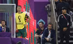Ronaldo buồn bã bên đường pitch khi chỉ là cầu thủ dự bị trong một trận đấu lớn của `Bồ Đào Nha ảnh: Getty Images