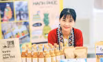 Nguyễn Lê Ngọc Linh với sản phẩm của vườn rừng bản Thổ 