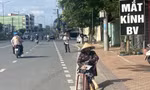 Người bán vé số dạo tràn xuống đường trước giờ xổ số với hy vọng bán hết vé số