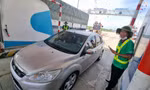 Nhiều xe vẫn gặp trục trặc khi thực hiện thu phí không dừng trên cao tốc Đà Nẵng - Quảng Ngãi Ảnh: Thanh Trần