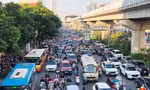 Để thu phí ô tô vào nội đô, chuyên gia cho rằng cần phải phát triển vận tải công cộng để người dân có lựa chọn. Ảnh: Anh Trọng 