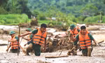 Chiến sĩ Trung đoàn 98 (Sư đoàn Bộ binh 316, Quân khu 2) tìm kiếm người dân mất tích ở Làng Nủ (Lào Cai) bị vùi lấp bởi lũ quét, sạt lở, tháng 9/2024 ẢNH: VIỆT TRUNG