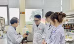 PGS.TS Nguyễn Trọng Nghĩa (Trường Hóa và Khoa học Sự sống, Đại học Bách khoa Hà Nội) hướng dẫn nhóm sinh viên thực hiện dự án 