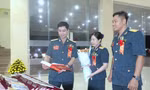 Trung tá Ong Thị Điệp (giữa) về dự Đại hội Thi đua Quyết thắng Quân chủng PK-KQ giai đoạn 2019-2024ẢNH: NGUYỄN MINH 