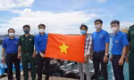 Bí thư T.Ư Đoàn Ngô Văn Cương (thứ 3, từ trái sang) tặng cờ Tổ quốc cho ngư dân huyện đảo Phú Quý, Bình Thuận