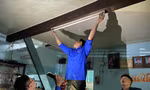 "Thợ điện áo xanh” thực hiện mô hình "Điện sáng cho người nghèo" trên địa bàn phường Tam Thuận, quận Thanh Khê, Đà Nẵng Ảnh: NVCC 