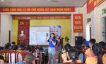 Cô giáo áo xanh Nguyễn Lan Hương, sinh viên ngành Ngôn ngữ Anh, Đại học Sư phạm Hà Nội 2, chủ trì phần dạy tiếng Anh 