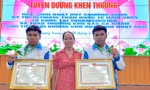 Trí Hiền, Trí Hậu hạnh phúc trong vòng tay mẹ sau khi “gặt vàng” trở về từ cuộc thi Toán học quốc tế