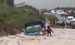 Nước ngập đường cao tốc Phan Thiết - Dầu Giây hôm 29/7 khiến xe ô tô không lưu thông được 