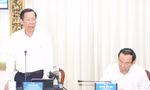 Chủ tịch UBND TPHCM Phan Văn Mãi (bìa trái) chỉ đạo kết luận phiên họp