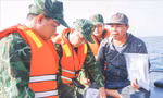 BĐBP tỉnh Bình Định kiểm tra, giám sát tàu cá trên biển Ảnh: Công Cường