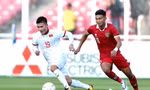 Pha đi bóng của Quang Hải trong trận đấu với Indonesia