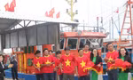 Ngư dân Võ Văn Hân (thứ 2 từ phải sang) cùng các thuyền viên hân hoan mừng con tàu vỏ thép Biển Đông 1 hạ thủy