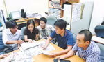 Một buổi sinh hoạt chuyên môn tại Ban Sinh Viên Việt Nam, hè năm 2006. Trong ảnh, tác giả ngồi giữa Ảnh: Tư liệu