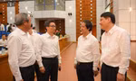 Phó thủ tướng Vũ Đức Đam (thứ hai từ trái sang) trao đổi cùng đại biểu 