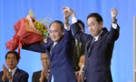 Ông Kishida (ngoài cùng bên phải) chụp ảnh chung với Thủ tướng sắp mãn nhiệm Suga Ảnh: Reuters
