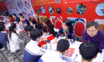 Thí sinh tìm hiểu thông tin thi đánh giá tư duy và tuyển sinh của ĐH Bách khoa Hà Nội năm 2024Ảnh: Diệp An