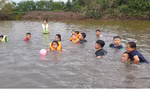 Trẻ em vùng sông nước Cà Mau học bơi ở kênh rạch, vuông tôm