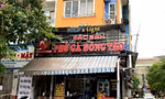 Lực lượng chức năng phong toả quán phở. Ảnh: M.Đ