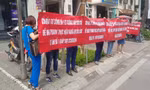 Cư dân mua nhà căng băng rôn vì dự án chậm tiến độ