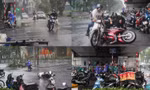 Hà Nội: Gió bão quật bay người, chủ phương tiện bỏ xe chạy 'thoát thân'