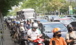 Đông 'nghẹt thở', người dân cố nhích từng bước rời Hà Nội trước kỳ nghỉ lễ 30/4