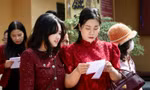 Hàng vạn du khách đổ về ngôi đền thiêng nhất Ninh Bình 