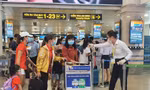 'Hết cửa' mua vé máy bay, nhiều người chật vật đi tàu bắt xe từ Nam ra Bắc