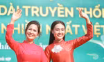 Nghìn người khoe dáng mặc áo dài họa tiết hoa sen bên Hồ Tây