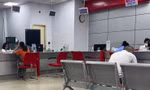 Hết cảnh đông nghịt người chờ xác thực sinh trắc học ở ngân hàng 