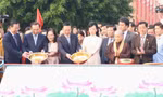 Chủ tịch nước và phu nhân dâng hương, thả cá chép ở Bến Nhà Rồng