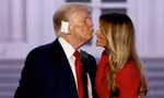 Ứng viên tổng thống Mỹ Donald Trump và vợ. Ảnh: Bloomberg.