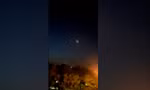 Những chớp sáng trên bầu trời thành phố Isfahan của Iran sau những báo cáo về vụ nổ tại căn cứ không quân. Ảnh: IRGC.