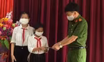 Công an xã Thượng Hóa (Minh Hóa - Quảng Bình) nhận bàn giao số tiền 7 triệu đồng mà hai em học sinh nhặt được.