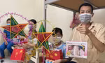 Các em nhỏ đang điều trị tại Bệnh viện dã chiến truyền nhiễm số 5D và phụ huynh đón nhận những món quà yêu thương từ chương trình "Đêm hội trăng rằm" và "Sữa 0 đồng". 