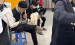 Nhiều chàng trai Hà Nội vạ vật chờ người yêu sắm Tết, cả tuyến phố tắc cứng