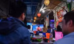 Xoay xở 'sáng đi làm, đêm thức xem bóng' mùa World Cup
