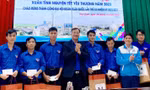 Tặng quà Tết cho thanh niên công nhân lao động xuất sắc