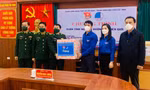 Anh Nguyễn Ngọc Lương, Bí thư TƯ Đoàn thăm, tặng quà cán bộ, chiến sỹ đang trực trên chốt biên giới Lạng Sơn. Ảnh: Duy Chiến