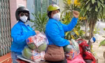 Văn Thị Út Mi (bên phải) chở nhu yếu phẩm hỗ trợ người dân khu phong tỏa, cách ly