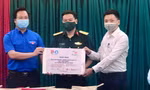 Các đơn vị trao trang thiết bị, bảo hộ y tế cho tình nguyện viên tham gia chống dịch tại miền Nam