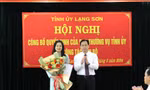 Chị Đinh Thị Anh Thư (giữa) nhận hoa chúc mừng. Ảnh: Duy Chiến