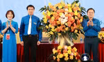 Bí thư thứ nhất T.Ư Đoàn Nguyễn Anh Tuấn (bên phải) tặng hoa chúc mừng Đại hội Đoàn Ngân hàng BIDV