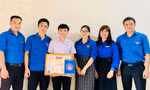 Trao Huy hiệu Tuổi trẻ dũng cảm cho nam sinh cứu người đuối nước