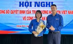 Chị Mai Thu Hường nhận Quyết định và hoa chúc mừng. Ảnh: Duy Chiến 
