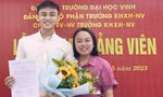 Bạn Nguyễn Trần Anh Thư (bên phải), lớp 62A1 Sư phạm Ngữ văn, trường Đại học Vinh vinh dự được đứng trong hàng ngũ của Đảng khi đang là sinh viên 