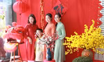 Bạn trẻ rạng rỡ chụp ảnh cùng sắc xuân