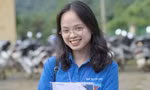 Thu Cúc (sinh viên trường ĐH Luật Hà Nội) tham gia hoạt động tình nguyện ở xã Quyết Thắng, huyện Lạc Sơn, tỉnh Hòa Bình