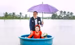 Hình ảnh chú rể đón cô dâu bằng thuyền thúng trong nước lũ. Ảnh: NVCC